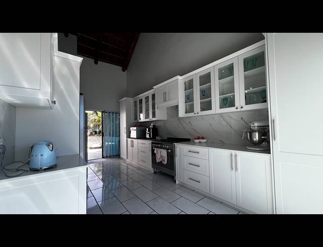 7 BEDROOM HOUSE FOR SALE IN WEST BEACH